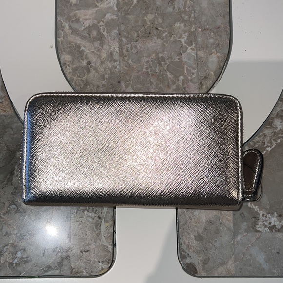 Brand New Rose Gold GUESS Wallet - Picture 2 of 4